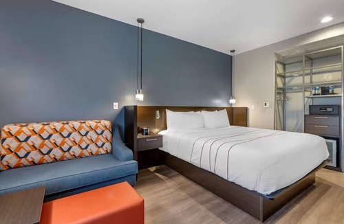 Riverside Hotel | Rooftop Bar | King Suite w/Sofa Near Tempe Marketplace | Modern Touches
