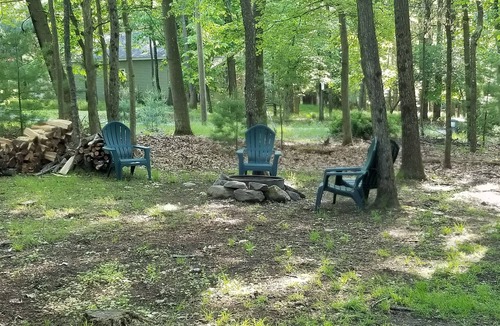 Tafton Cabin | Rustic Cottage Getaway by Lake Wallenpaupack - 2 bedroms and Large Loft