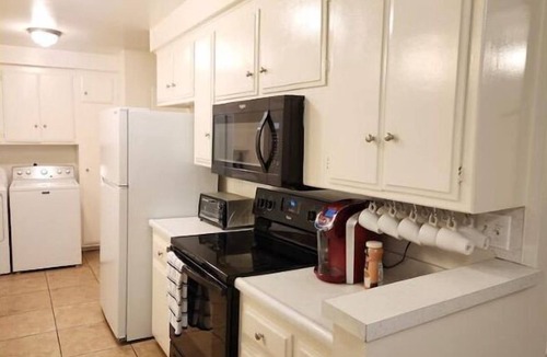 East Hemet House | SALE! Centrally Located, Super Clean, 4x Queen Bed