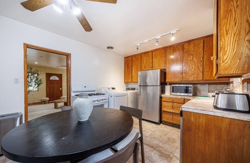 Pico House | Santa Monica 2BD Home - 20 mins to LAX Airport!
