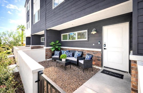 Camelback East House | Sapphire Leaf- Luxury 3BR- Pool, King Beds, Spacious, Quiet, Garage, Close to Airport and OldTown
