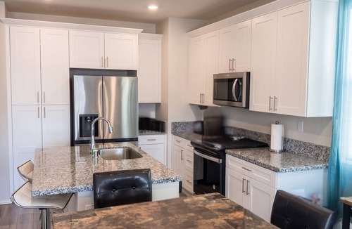 West Covina House | Scenic - 3BD/3BR - Close to USC, DTLA, Disneyland- Fully-Furnished