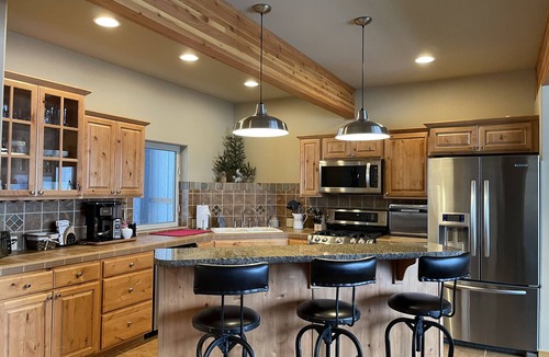Sandpoint Condo | Schweitzer Condo. TRANSFERABLE SKI LIFT PASS INCLUDED! Hot Tub, 2-car Garage.