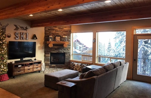 Sandpoint Condo | Schweitzer Condo. TRANSFERABLE SKI LIFT PASS INCLUDED! Hot Tub, 2-car Garage.
