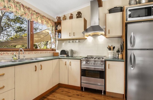 Leura Cottage | Scribbly Gum - Three Bedroom Cottage, Sleeps 6
