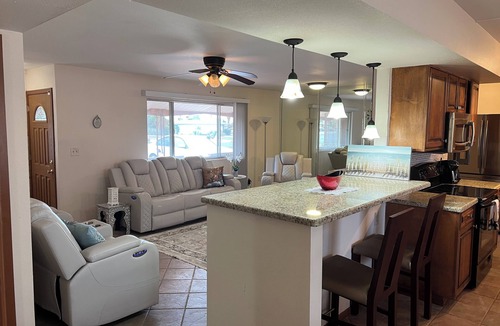 Sun City House | Serene 3-bedroom house in Sun City Golf course & lake front near Stadium.