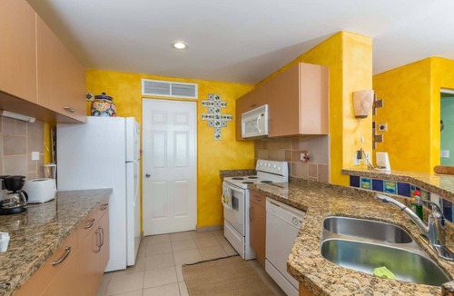 Las Conchas Condo | Serene & Warm 3rd Level Condo - Corona del Mar 302