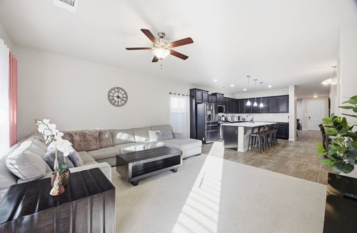 Greenacres House | Serenity House Spacious 4-bedroom house in perfect Bakersfield with AC
