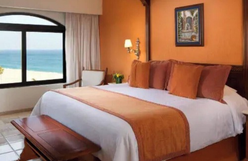 Centro Resort | Set along a sandy beach on the Pacific Ocean, near The Arch of Cabo San Lucas.