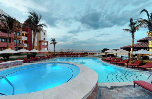 Centro Resort | Set along a sandy beach on the Pacific Ocean, near The Arch of Cabo San Lucas.
