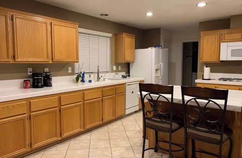 Eastvale House | Set beside a golf course in Eastvale, this spacious 3,099 sq. ft. furnished home offers four bedrooms, a private non-heated pool, dedicated workspace, and inviting indoor and outdoor living areas. Designed for 30+ day stays.