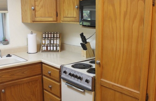 Lehi Community Improvement Apartment | Shady Grove-Centrally Located City Oasis -Pets OK, 2BR - 4 guests, Longer Stays+