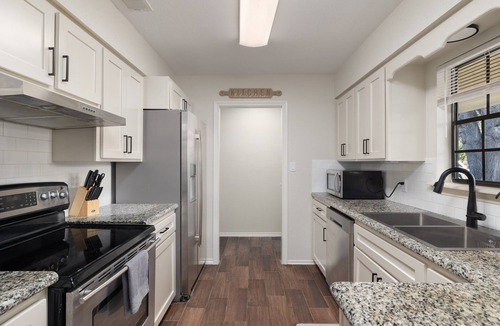 Mission House | Sharyland Home with Jacuzzi & Playset, Sleeps 11!