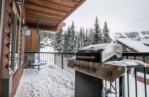 Sandpoint Ski Chalet | ❄Ski in/out❄- Best Group Rental on Schweitzer- Book now for holidays!