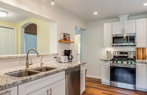 Callender House | Sky Blue 2Bdrm Guest House | Country Escape | Minutes to Beaches & Wineries