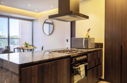 Zona Minerva House | Skyline retreat w/rooftop pool & gym