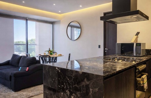 Zona Minerva House | Skyline retreat w/rooftop pool & gym