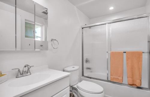 Wilshire Apartment | Sleek Loft Apartment with AC & gated Parking space In Hollywood