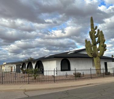 Casa Grande House | Sleek & Spacious Central Oasis