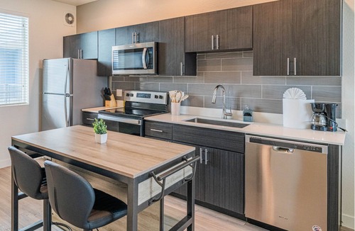 Maryvale Village Hotel | Sleek Stay 4mins to State Farm Stadium