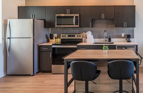 Maryvale Village Hotel | Sleek Stay 4mins to State Farm Stadium