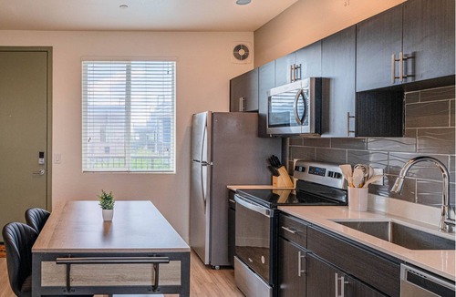 Maryvale Village Hotel | Sleek Stay 4mins to State Farm Stadium