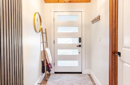 Crestline House | Sleeps 10 Cozy Modern Cabin 4 bedroom 3 bath 2400 sq ft 3 story Updated Quiet cabin