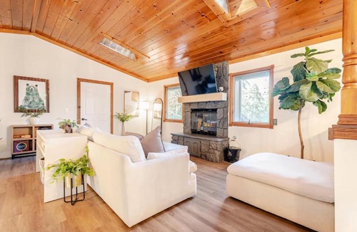 Crestline House | Sleeps 10 Cozy Modern Cabin 4 bedroom 3 bath 2400 sq ft 3 story Updated Quiet cabin