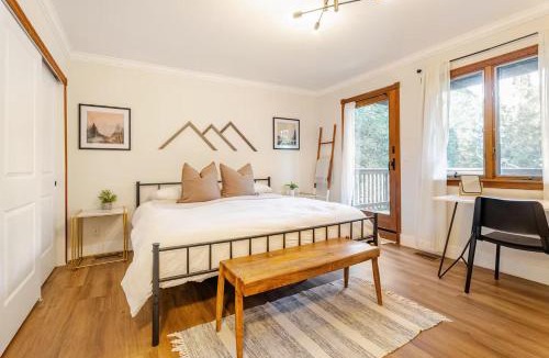 Crestline House | Sleeps 10 Cozy Modern Cabin 4 bedroom 3 bath 2400 sq ft 3 story Updated Quiet cabin