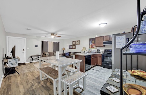Mercedes House | Sleeps 10 Game Room + Pool Table Truck Parking