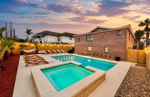 South Padre Island House | Sleeps 22, 2min Walk To The Beach, Heated PoolSpa