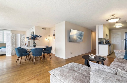 Marina Peninsula Apartment | Smoky Quartz' Beachfront Full Marina View Walk to Venice Boardwalk Pool, Gym