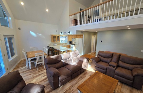Running Springs House | Snow Valley:10 min. Easy Drive Up/Down. CLEAN! 1900 sf. Jacuzzi Tubs. Discounts!