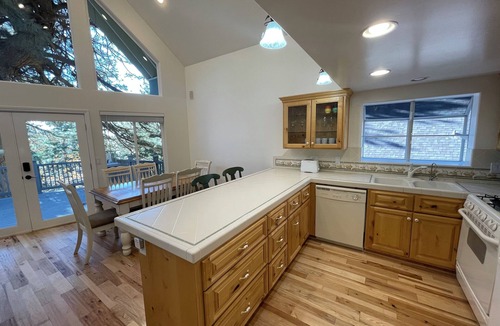 Running Springs House | Snow Valley:10 min. Easy Drive Up/Down. CLEAN! 1900 sf. Jacuzzi Tubs. Discounts!