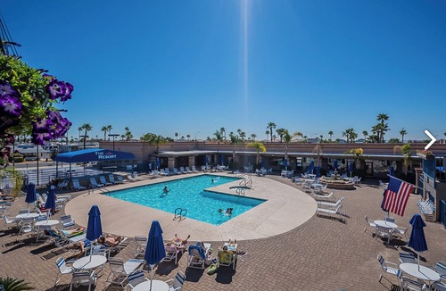 East Mesa House | Snowbird's Delight. Great 55+ community. Park Model home w/unlimited pickleball!