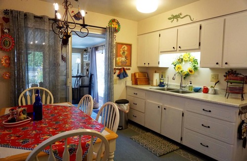 Sun City House | "SNOWBIRDS WELCOME" Adorable Casita, fully furnished with garden patio.