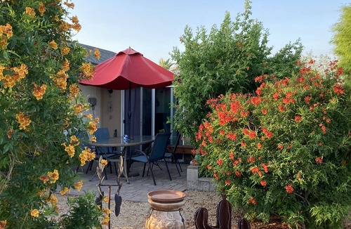 Sun City House | "SNOWBIRDS WELCOME" Adorable Casita, fully furnished with garden patio.
