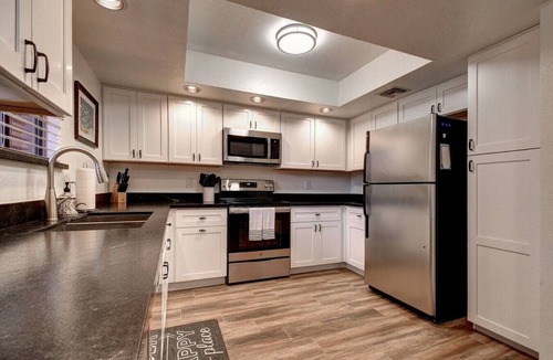 Paradise Valley Village Condo | So SnAZzy Ground Floor King