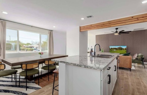 Peter Howell House | Soorya Hacienda 5 Bed 4 bath and Close to UofA