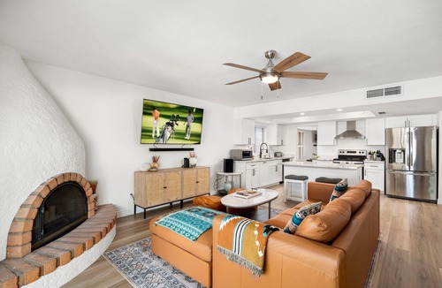 Desert Foothills Estates House | South Mountain FREE HEAT pool & Hot Tub Walk to Trails &Park