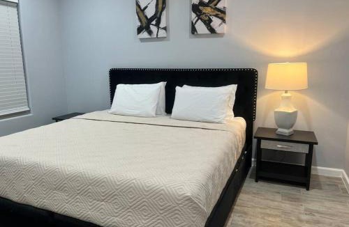 Brownsville House | South Texas Getaway King Size & Double Queen