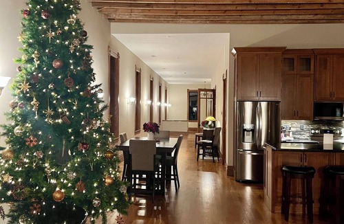 Houston Apartment | Spacious 2-bedroom loft above the International Owl Center in Houston, MN