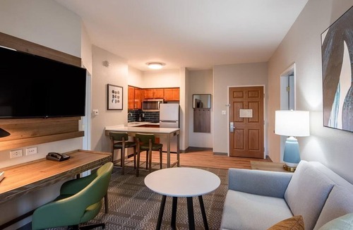 Glendale Sports and Entertainment District Apartment | Spacious 2BR Suite | Pool, Hot Tub & Hot Breakfast
