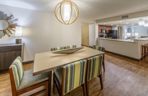 North Scottsdale Hotel | Spacious 2BR Villa Perfect For Family Stay | Outdoor Pools and Free Parking