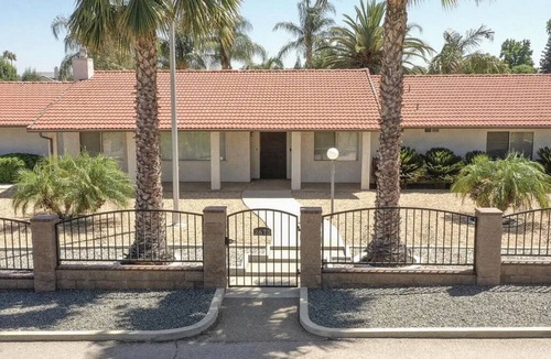 Riverside House | Spacious 4-bedroom house in Riverside with AC