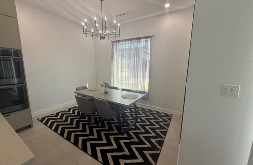 Alamo House | Spacious 4-bedroom modern pool house
