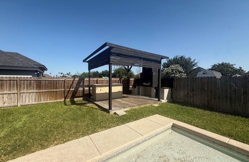 Alamo House | Spacious 4-bedroom modern pool house