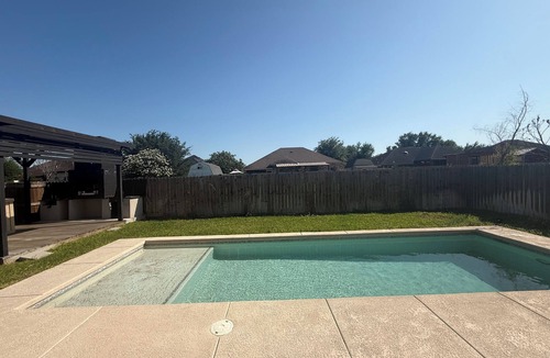 Alamo House | Spacious 4-bedroom modern pool house