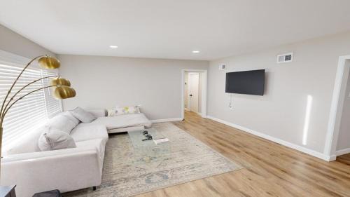 Fletcher Hills House | Spacious 4BR Loft - Outdoor Movie Theater