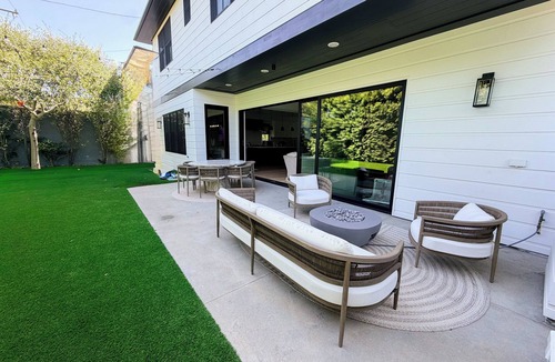 Manhattan Heights House | Spacious 5-bedroom house in beautiful Manhattan Beach with AC and great yards